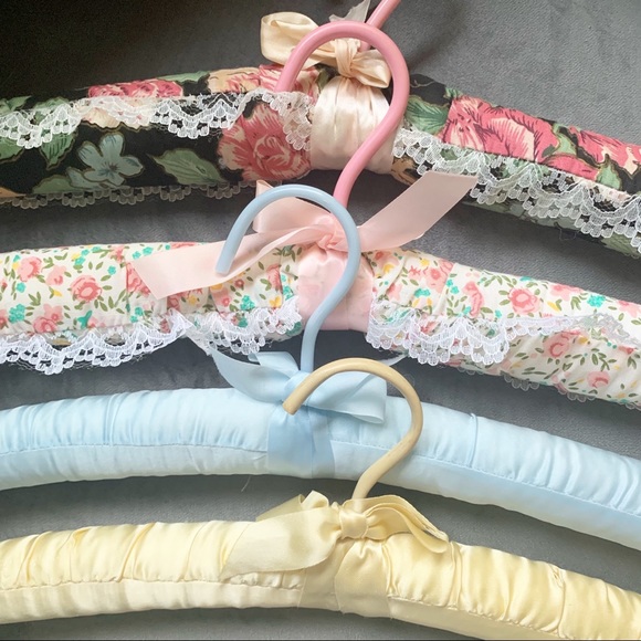 Satin fabric display hangers - Picture 3 of 3